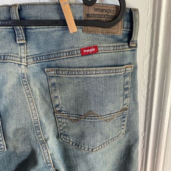 NWT WRANGLER MENS JEANS - Picture 3 of 3